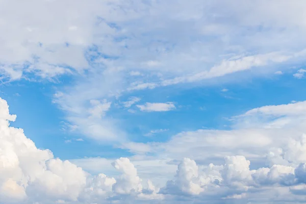 Blå Himmel Bakgrund Med Vita Moln — Stockfoto