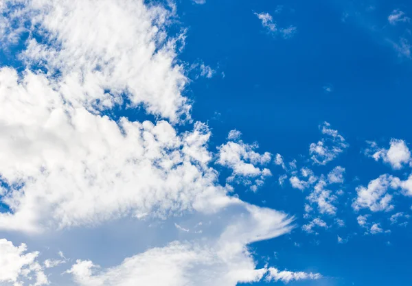 白い雲と青い空の背景 — ストック写真