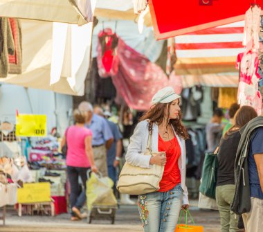 Bir İtalyan sokak pazarında alışveriş yaparken Olgun turist kadın