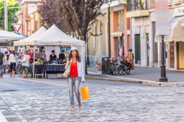 Bir İtalyan sokak pazarında alışveriş yaparken Olgun çekici kadın