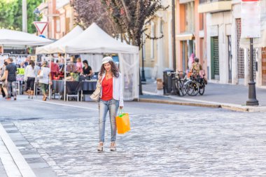 Bir İtalyan sokak pazarında alışveriş yaparken Olgun çekici kadın