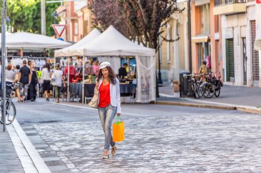 Bir İtalyan sokak pazarında alışveriş yaparken Olgun çekici kadın