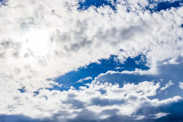 白い雲と青空の背景の太陽光 — ストック写真