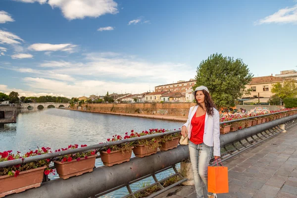 Volwassen Vrouw Lopen Brug Tijdens Het Winkelen Italië — Stockfoto