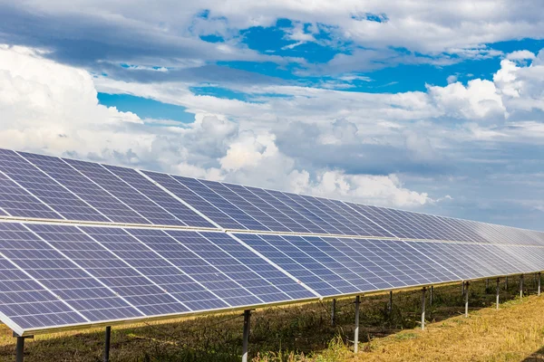 Fotovoltaikus Panelek Felhős Kék Alatt — Stock Fotó