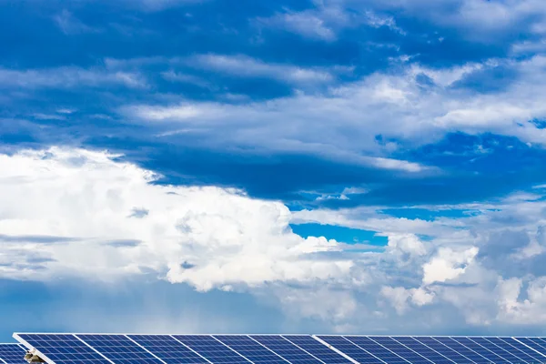 Fotovoltaikus Panelek Felhős Kék Alatt — Stock Fotó