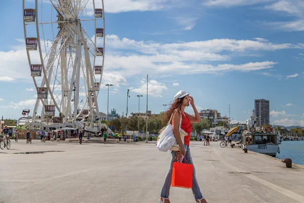 Kvinna Semester Italien Går Shopping Rimini Medan Går Bredvid Pariserhjulet — Stockfoto