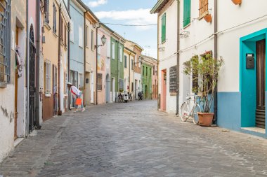 İtalya'da bir balıkçı köyünde yürürken bir eve gözetleme turist