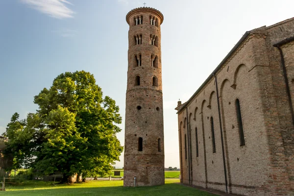 Campanario cilíndrico románico de la iglesia del campo — Foto de Stock