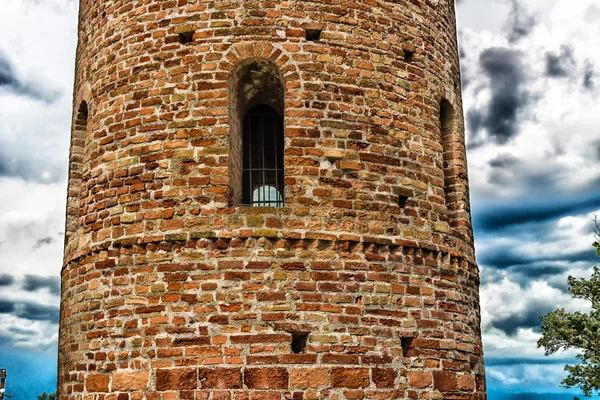 Romańska cylindryczne dzwonnica Kościoła wsi — Zdjęcie stockowe