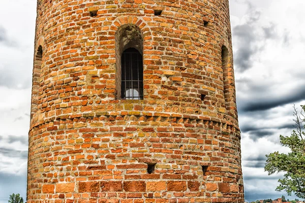 시골 교회의 로마네스크 원통 모양 종탑 — 스톡 사진