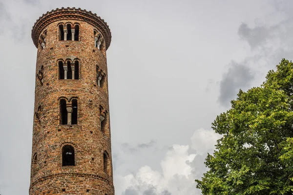 Romańska cylindryczne dzwonnica Kościoła wsi — Zdjęcie stockowe