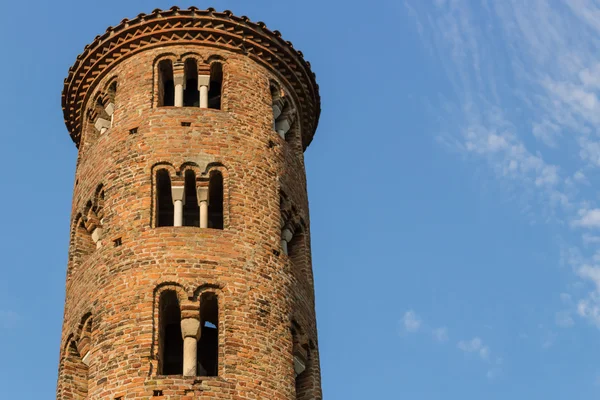 Campanario cilíndrico románico de la iglesia del campo — Foto de Stock