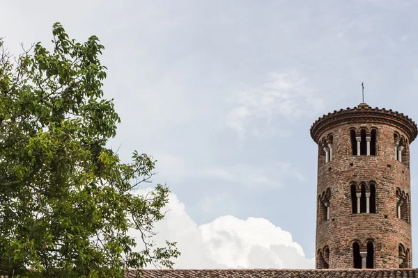 Campanario cilíndrico románico de la iglesia del campo —  Fotos de Stock