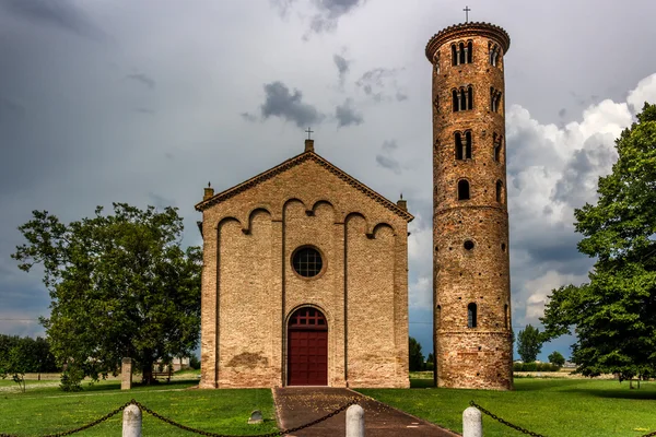 Italiaanse middeleeuwse platteland kerk — Stockfoto