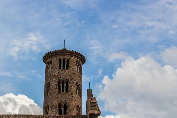 Românico torre sineira cilíndrica da igreja rural — Fotografia de Stock