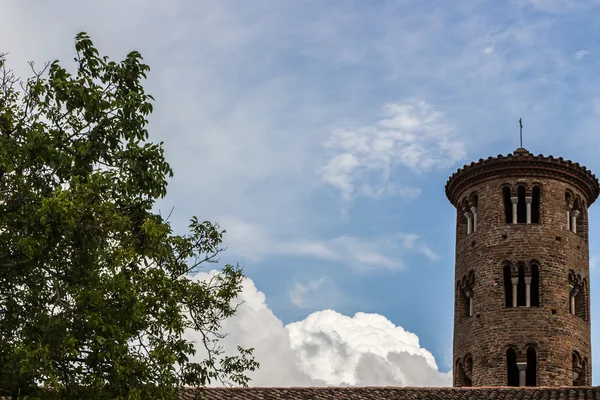 Campanario cilíndrico románico de la iglesia del campo — Foto de Stock