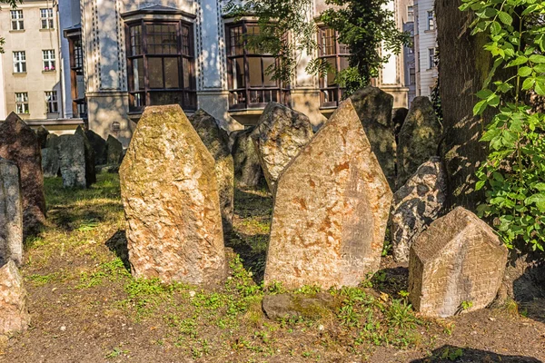 Старое еврейское кладбище в Праге — стоковое фото