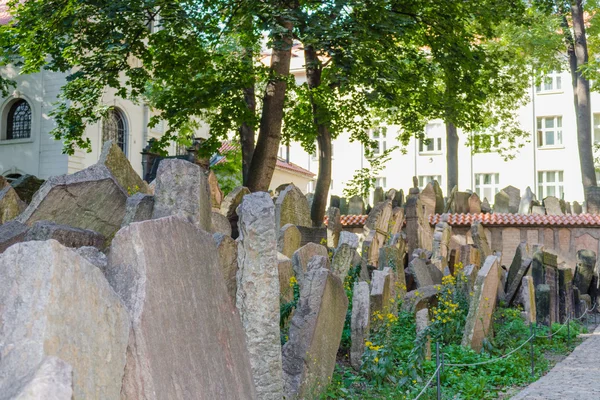 Старое еврейское кладбище в Праге — стоковое фото