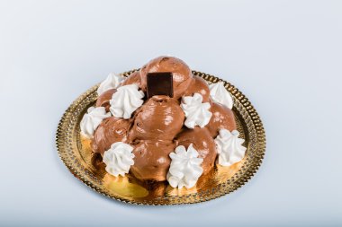 İtalyan pasta: çikolatalı profiterol 