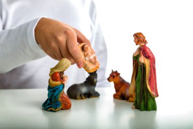 Bir çocuk basit bir Ch Tamamlanıyor bebek İsa heykeli koymak