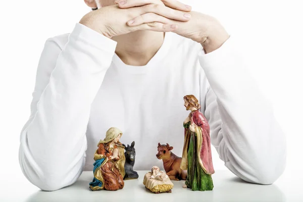 Un ragazzo protegge la Sacra Famiglia in un presepe di Natale usando il suo han — Foto Stock