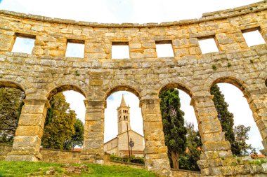 Pula Arena ve Katedrali