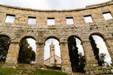 Pula Arena ve kilise