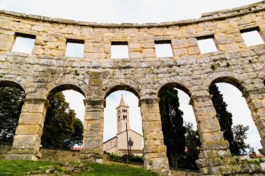Pula Arena ve kilise