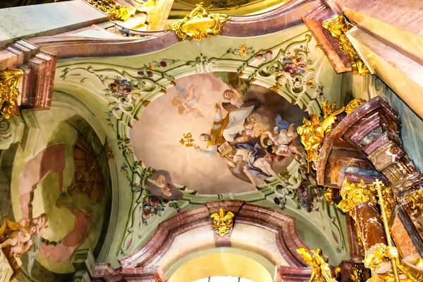 Art des intérieurs de l'église Saint-Nicolas à Prague — Photo