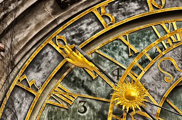 Астрономические часы в Праге в луже — стоковое фото