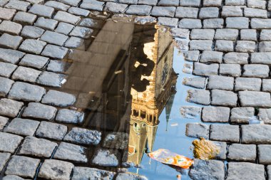 Su birikintisi içinde Prag Astronomik Saat