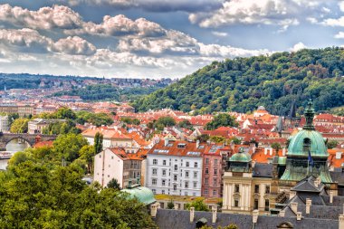 Prag Köprüsü ve çatıları