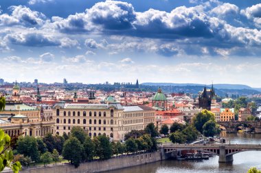 Prag Köprüsü ve çatıları