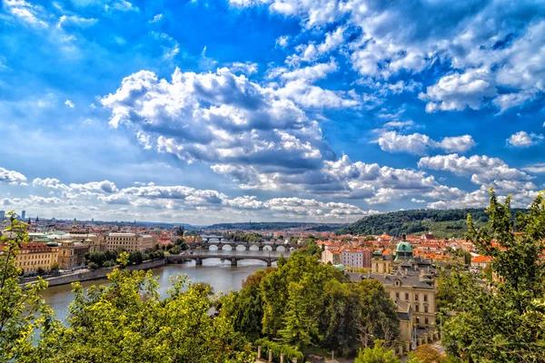 Brücke und Dächer von Prag — Stockfoto