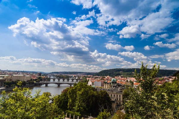 Puente y tejados de Praga — Foto de Stock