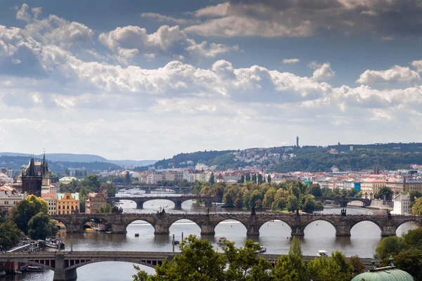 Puente y tejados de Praga — Foto de Stock