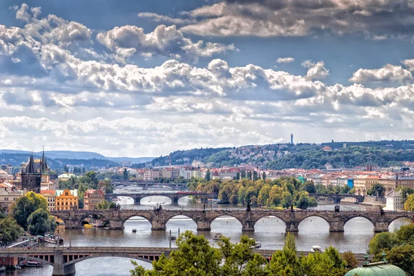 Bro och hustak i Prag — Stockfoto