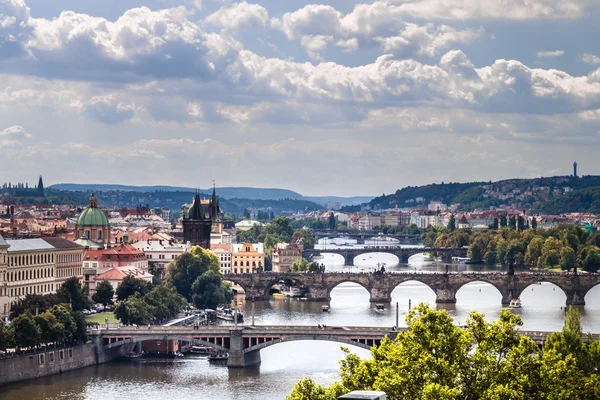 Puente y tejados de Praga — Foto de Stock