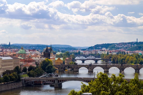 Puente y tejados de Praga — Foto de Stock