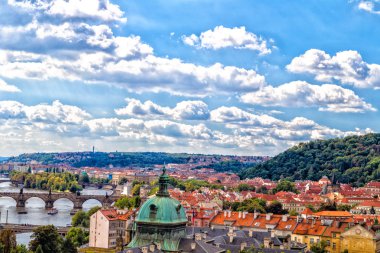 Prag Köprüsü ve çatıları