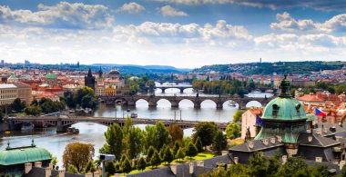 Prag Köprüsü ve çatıları