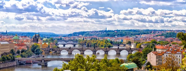 Puente y tejados de Praga — Foto de Stock