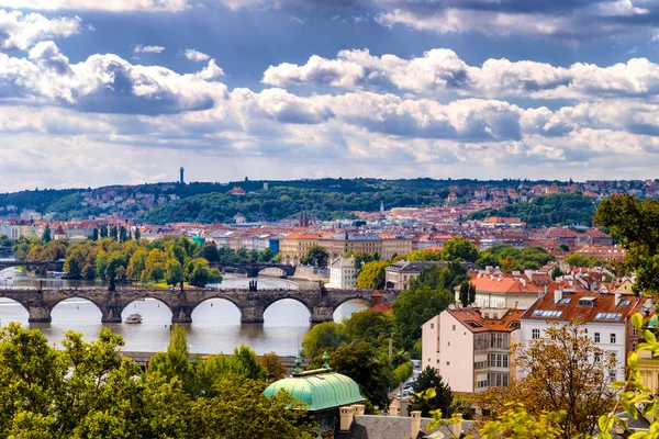 Ponte e telhados de Praga — Fotografia de Stock
