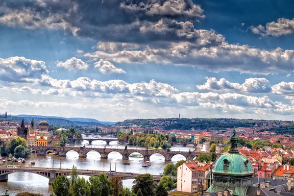 Puente y tejados de Praga — Foto de Stock