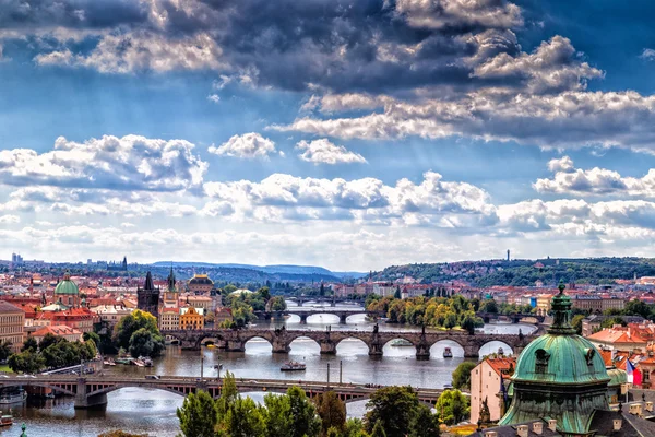 Most i dachy Pragi — Zdjęcie stockowe