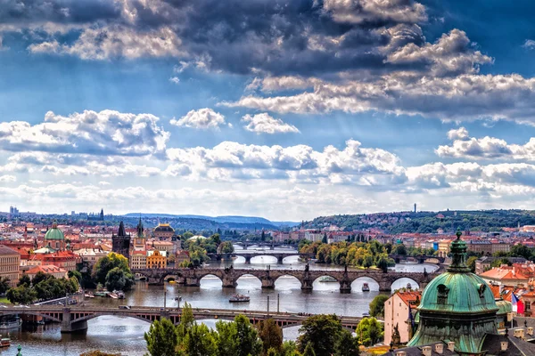 Puente y tejados de Praga — Foto de Stock