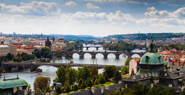 Puente y tejados de Praga — Foto de Stock