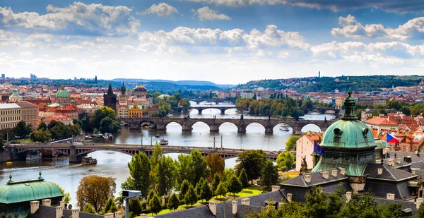 Prag Köprüsü ve çatıları — Stok fotoğraf