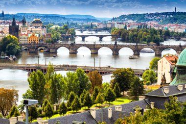 Prag Köprüsü ve çatıları